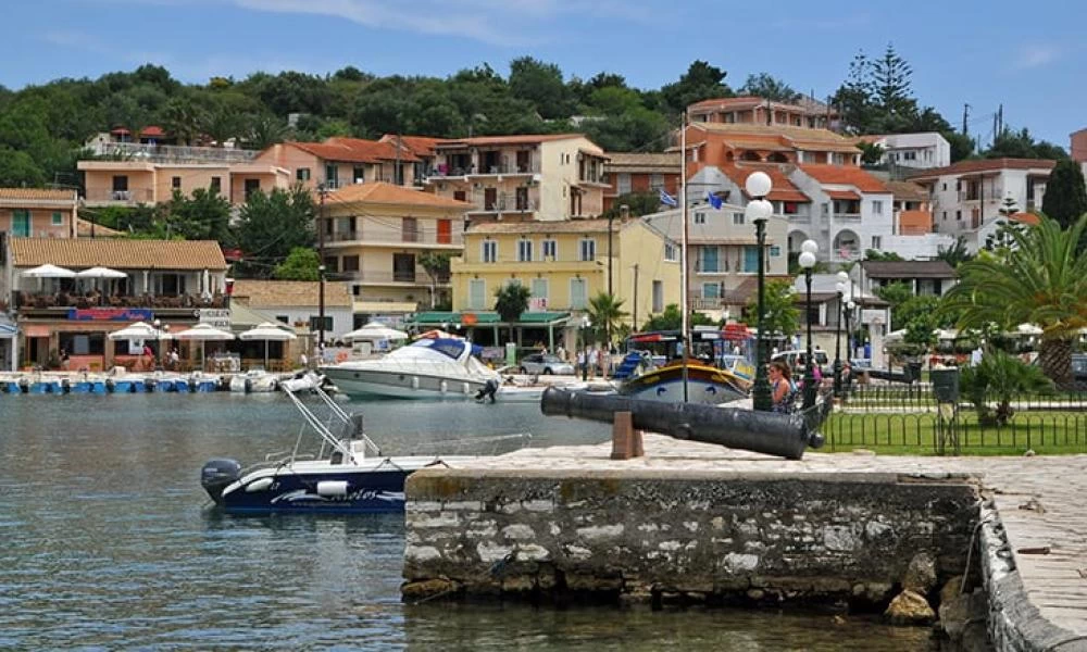 Κασσιόπη: Το πανέμορφο ψαροχώρι που σου κλέβει την καρδιά